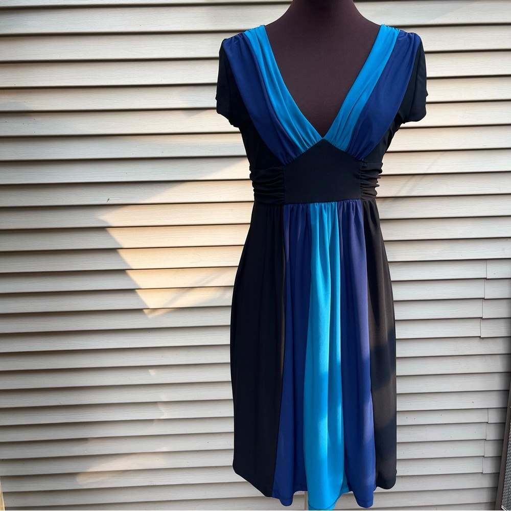 Volume One stretch wrinkle free black & blue short sleeve V-neck tie waist dress